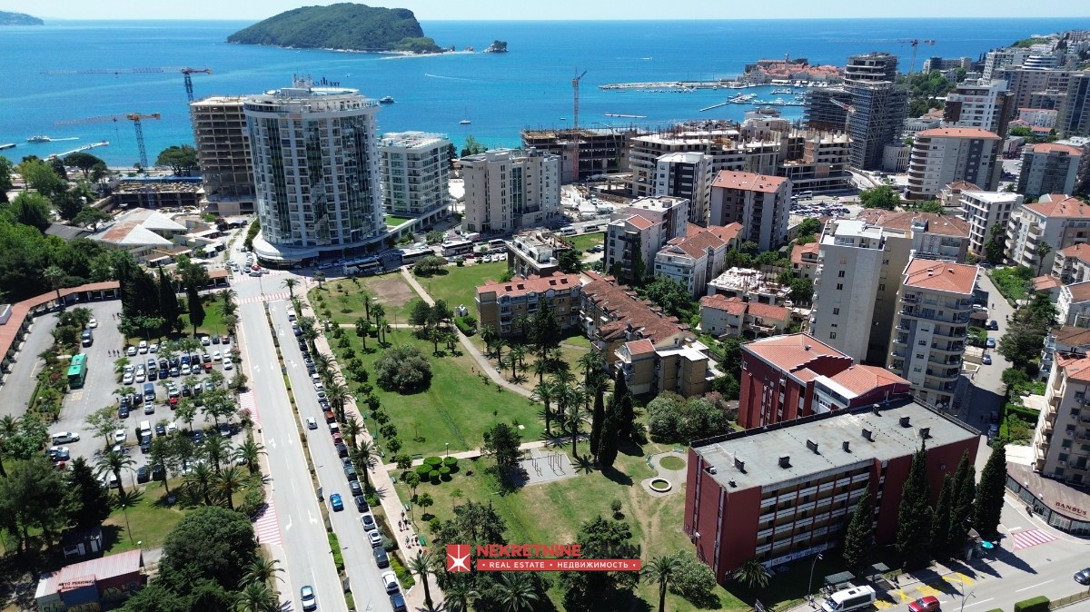 Prostran trosoban dupleks stan sa izlazom na krovnu terasu, Budva, 200m od mora